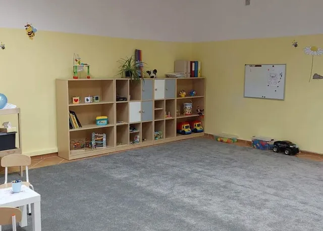 Kącik zabaw z książkami i zabawkami w klubie Pszczółki
