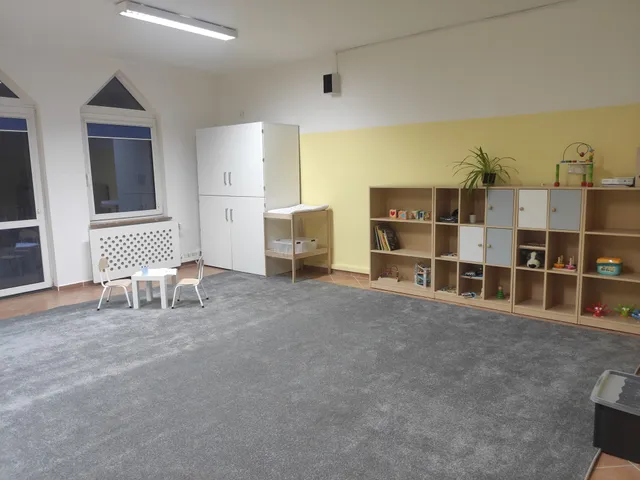 Przestronna sala zabaw w klubie dziecięcym Pszczółki w Elblągu